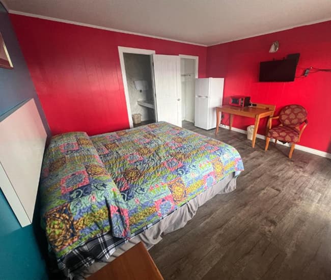 King Room at Pine Lodge Motel