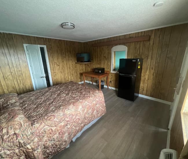 Queen Room at Pine Lodge Motel